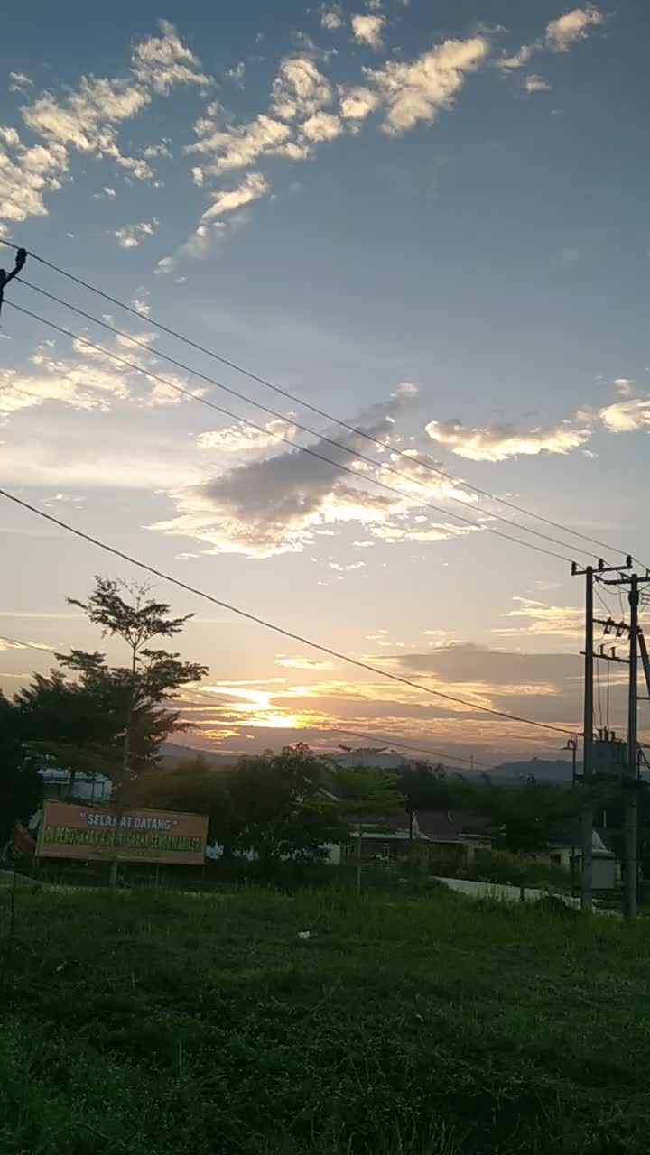 matahari tenggelam. apa namanya