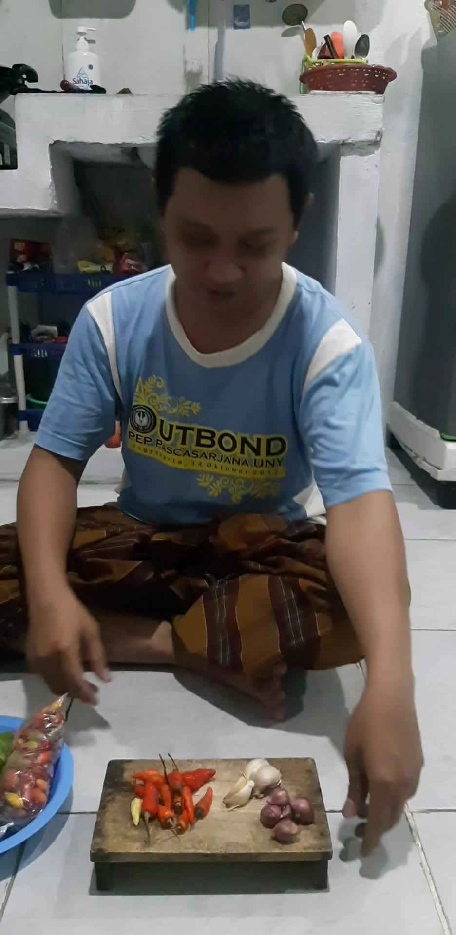 yanuar aris nugroho,,masak tumis kulit melinjo dan daun SO.