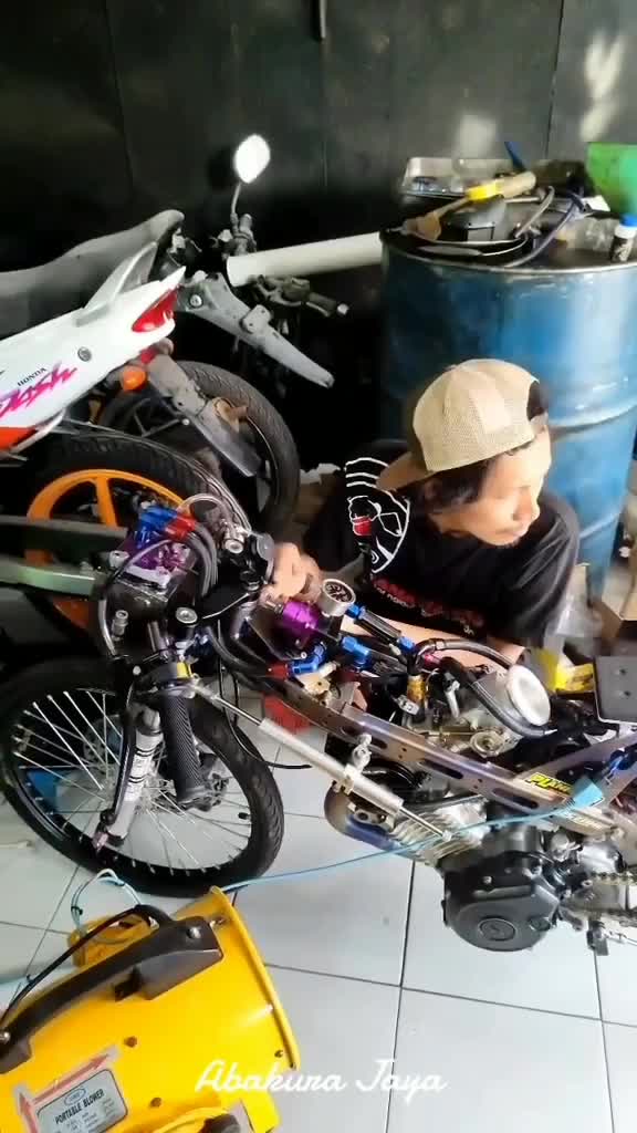 jadi salfok sama motor yang disampingnya