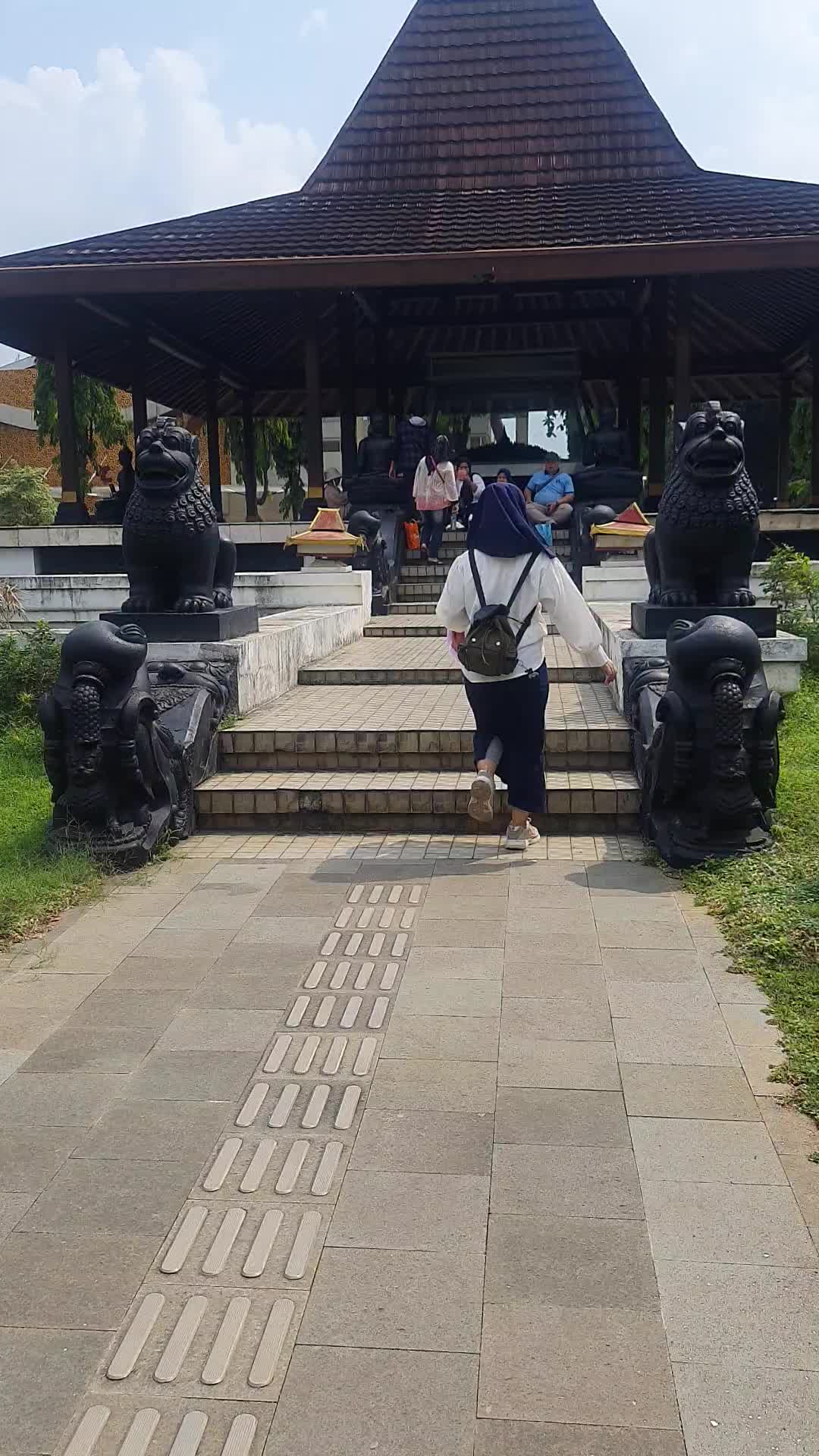 hi nama aku anty viani , aku 25th . ini aku lagi jalan2 di TMII . im happy together my family . mau ikut casting online 😊