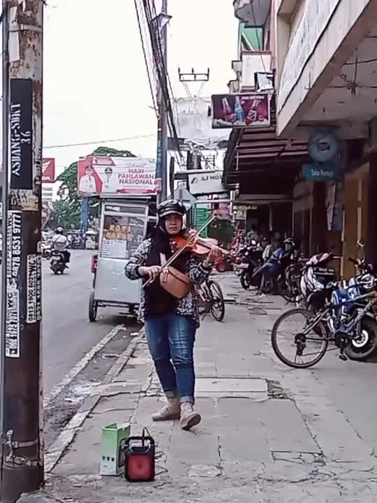nyimass kentringmanik si pengamen biola jalanan asal kota Subang 