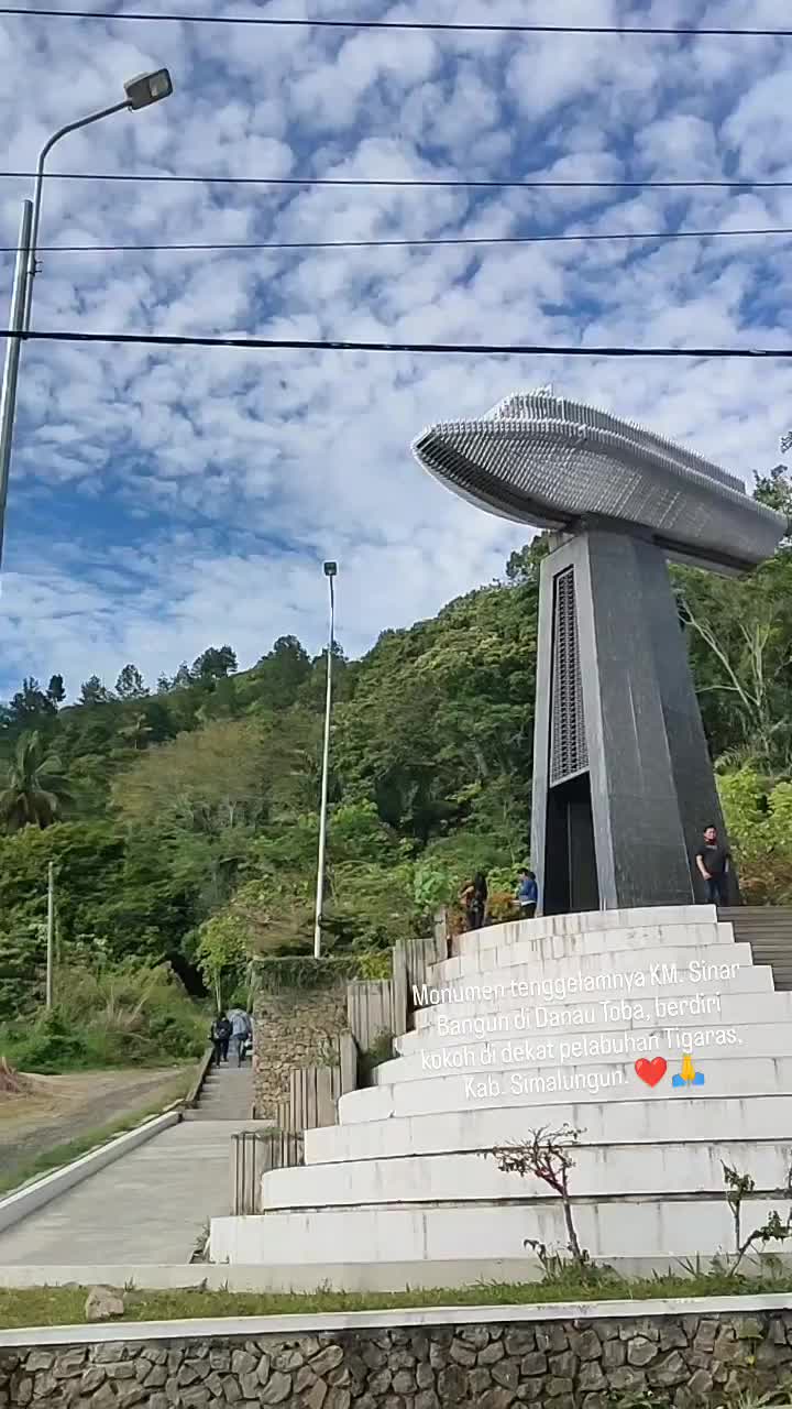 Monumen tenggelamnya KM. Sinar Bangun di Danau Toba, berdiri kokoh di dekat pelabuhan Tigaras, Kab. Simalungun. ❤️
