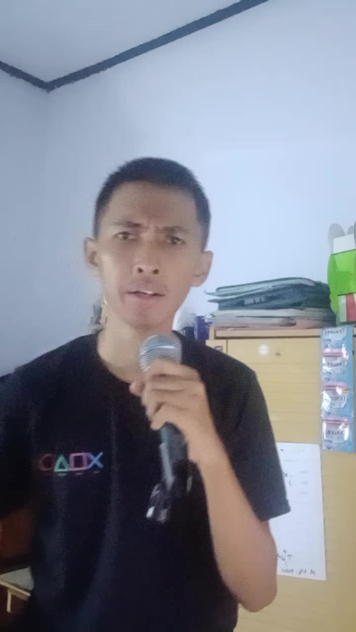 Tadi disuruh turun.. sekarang suruh nyanyi