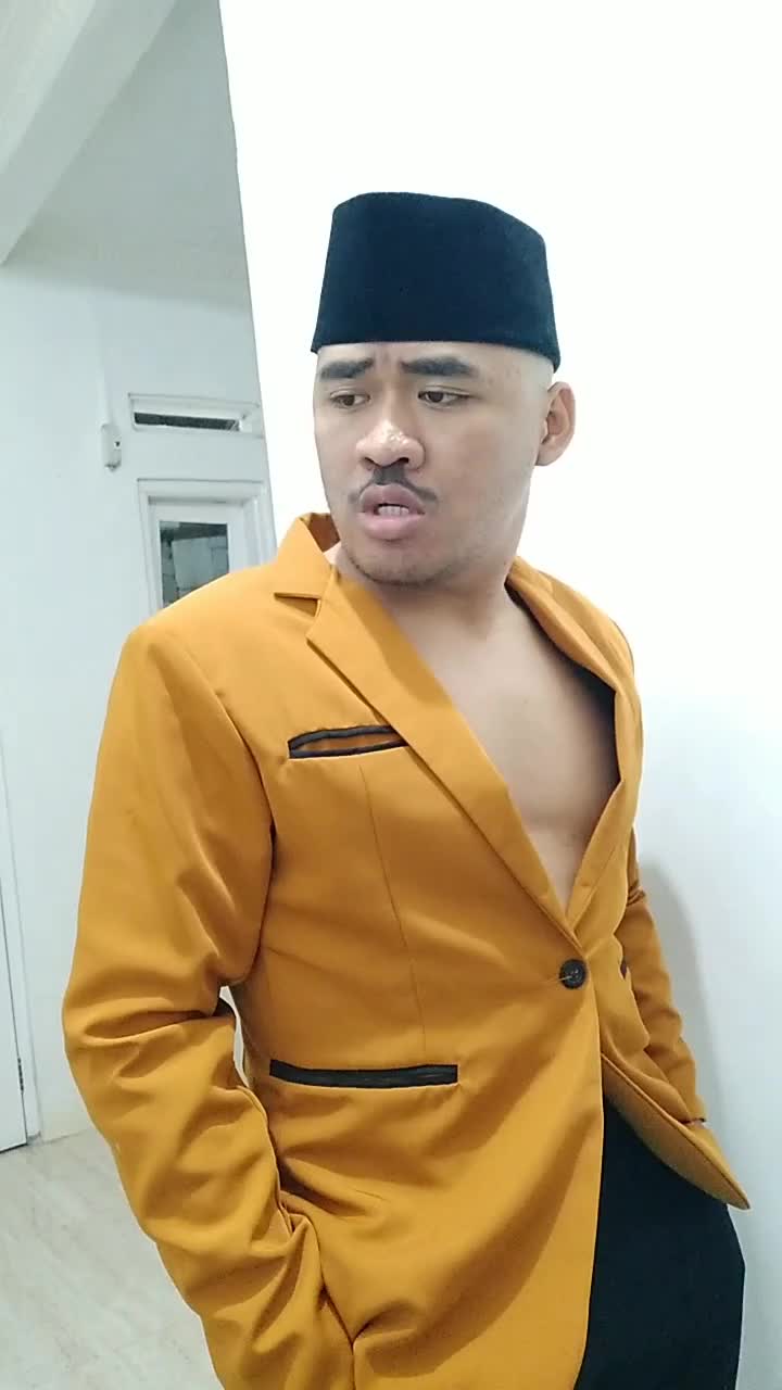 Apaan lu...!!! Senyum senyum begitu ame gue 