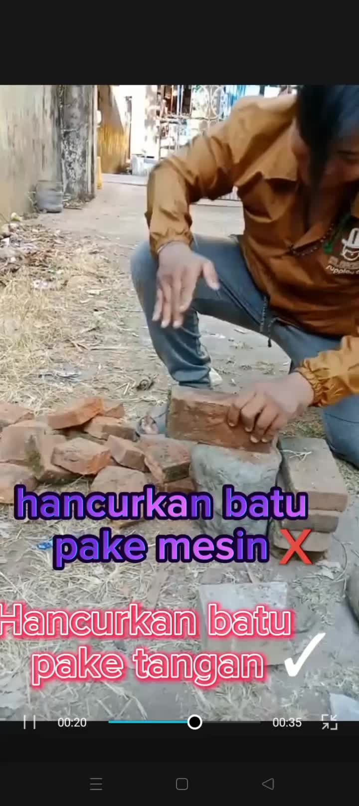 memecahkan batu dgn tangan. 