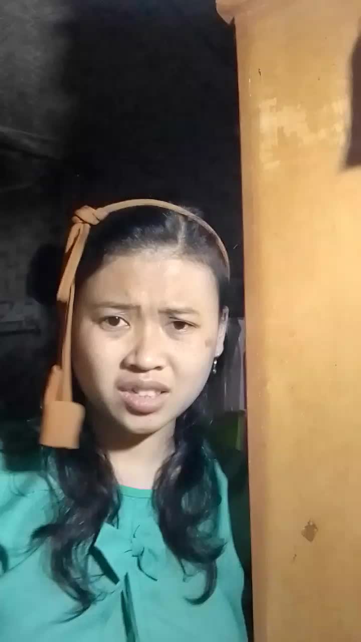 Bulek Wiwik emang nangisnya kaya gini gak sih 😁 jangan lupa di vote ya teman ²