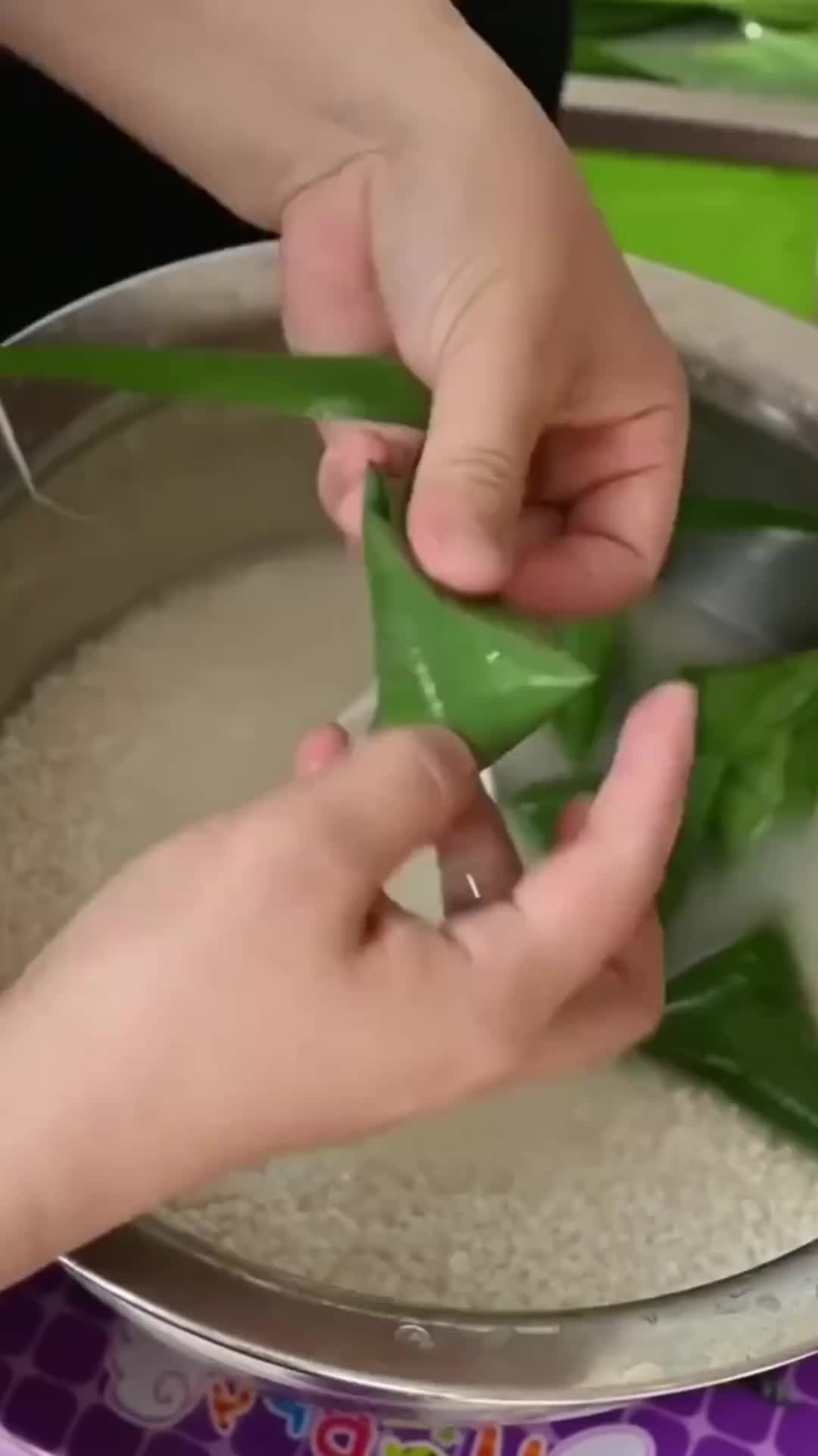 Cara Membungkus Lupis Dengan Daun