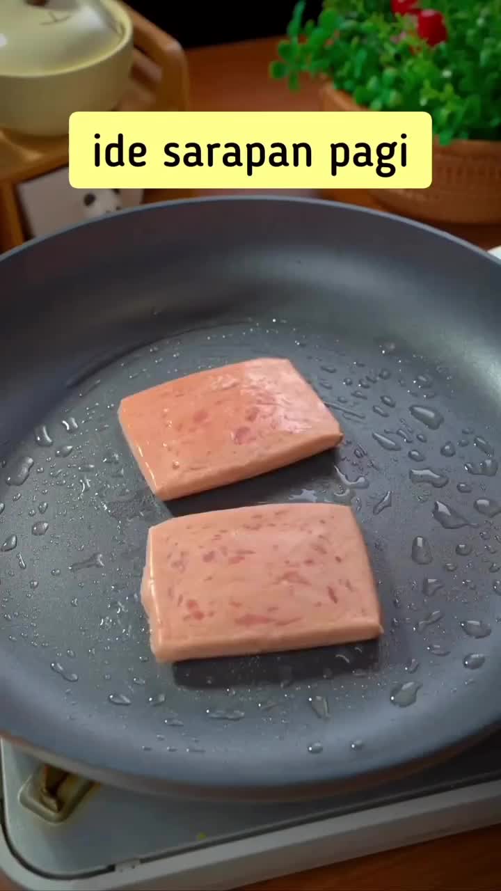 bisa untuk bekal si bocil kesekolah Bahan-bahan : • 3 butir telur • Daging kornet • Roti tawar • Kubis • Garam • Blackpaper.