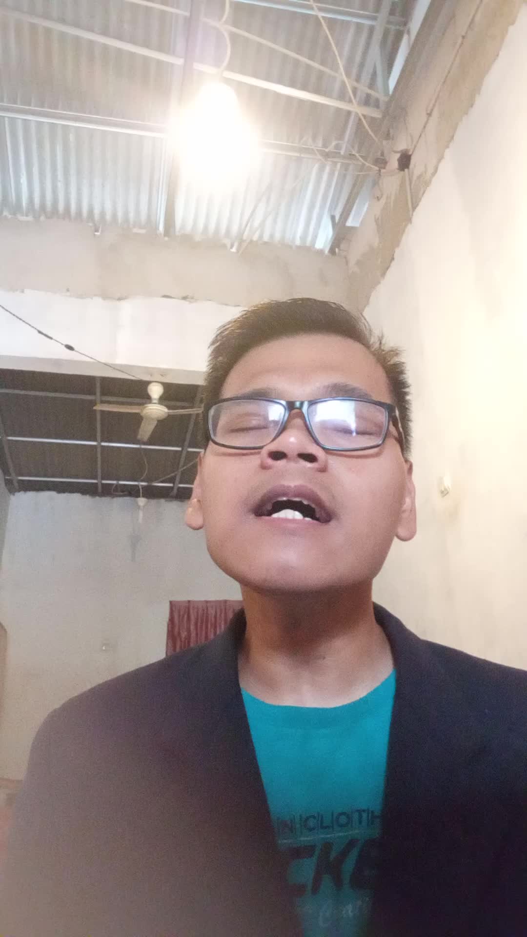 TheSingingBeeIndonesia
Nama:Putra Ramadan
Umur:20 tahun
Asal:Tangerang
Lagu:Joko tingkir
Talent: menyanyi
