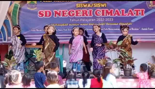 Tarian ampar-ampar pisang bersama teman-teman.