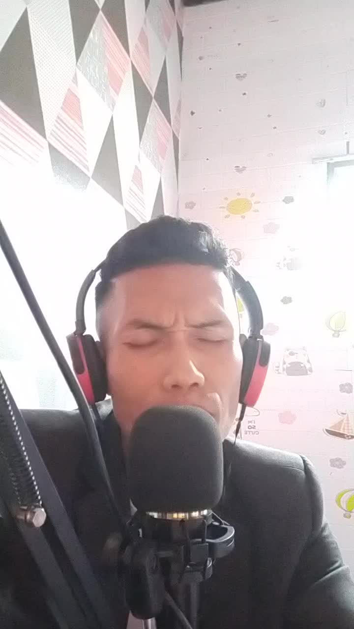 Rudi wahyana/ Bandung barat, cover akustik Noah " Separuh aku"