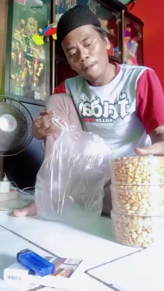 klo mo pinjem uang pd temen hrs puji2 dulu
