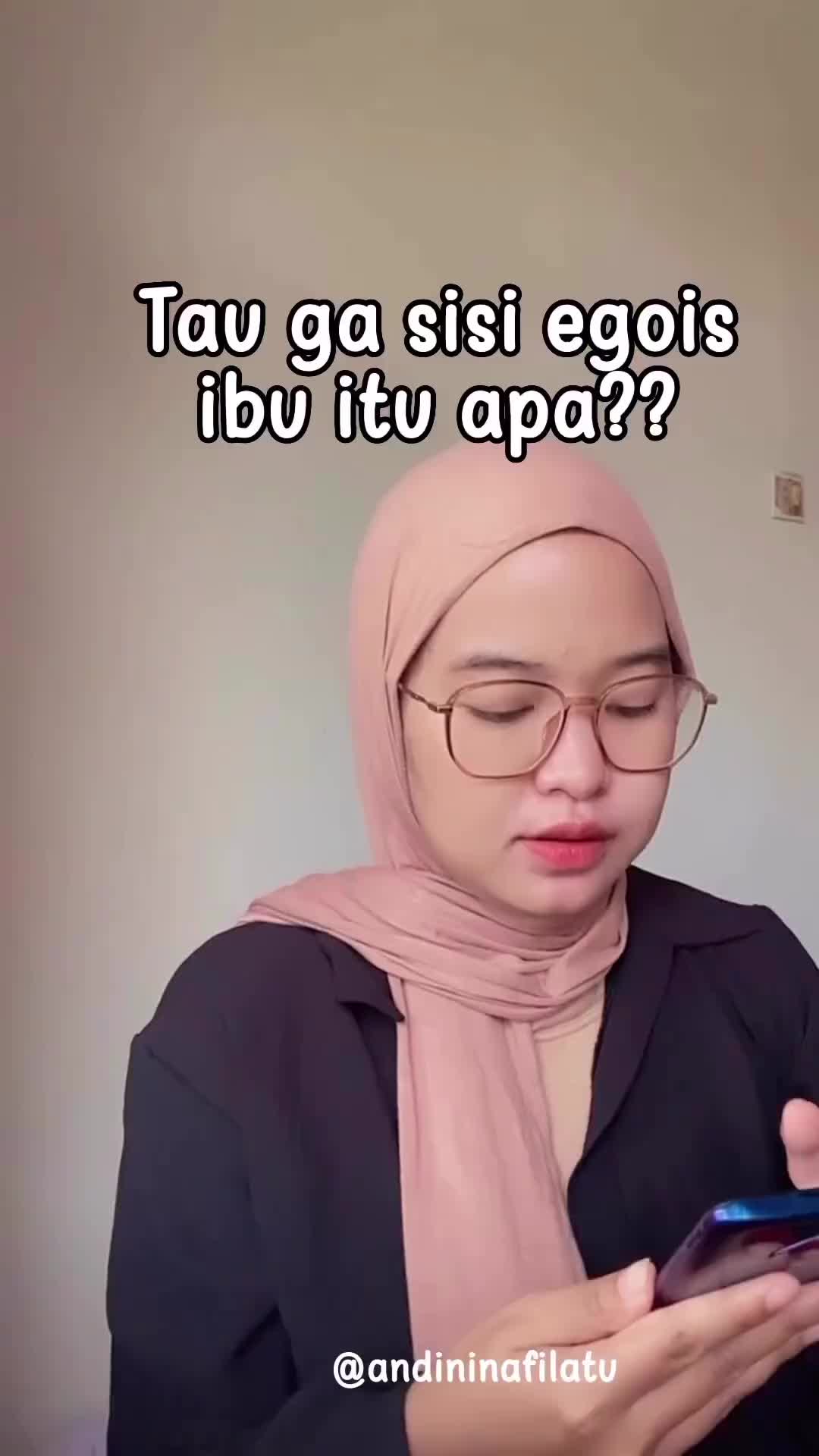 Menjadi seorang ibu itu memang kadang suka kelepasan marah sama anak. Tapi gak rela kalo anak dimarahin sama orang lain termasuk bapaknya.