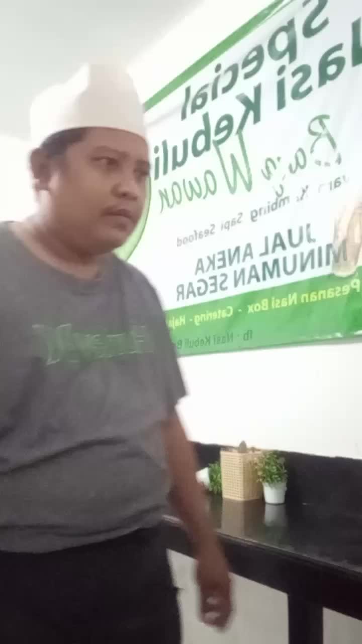 saking gantengnya diliatin terus