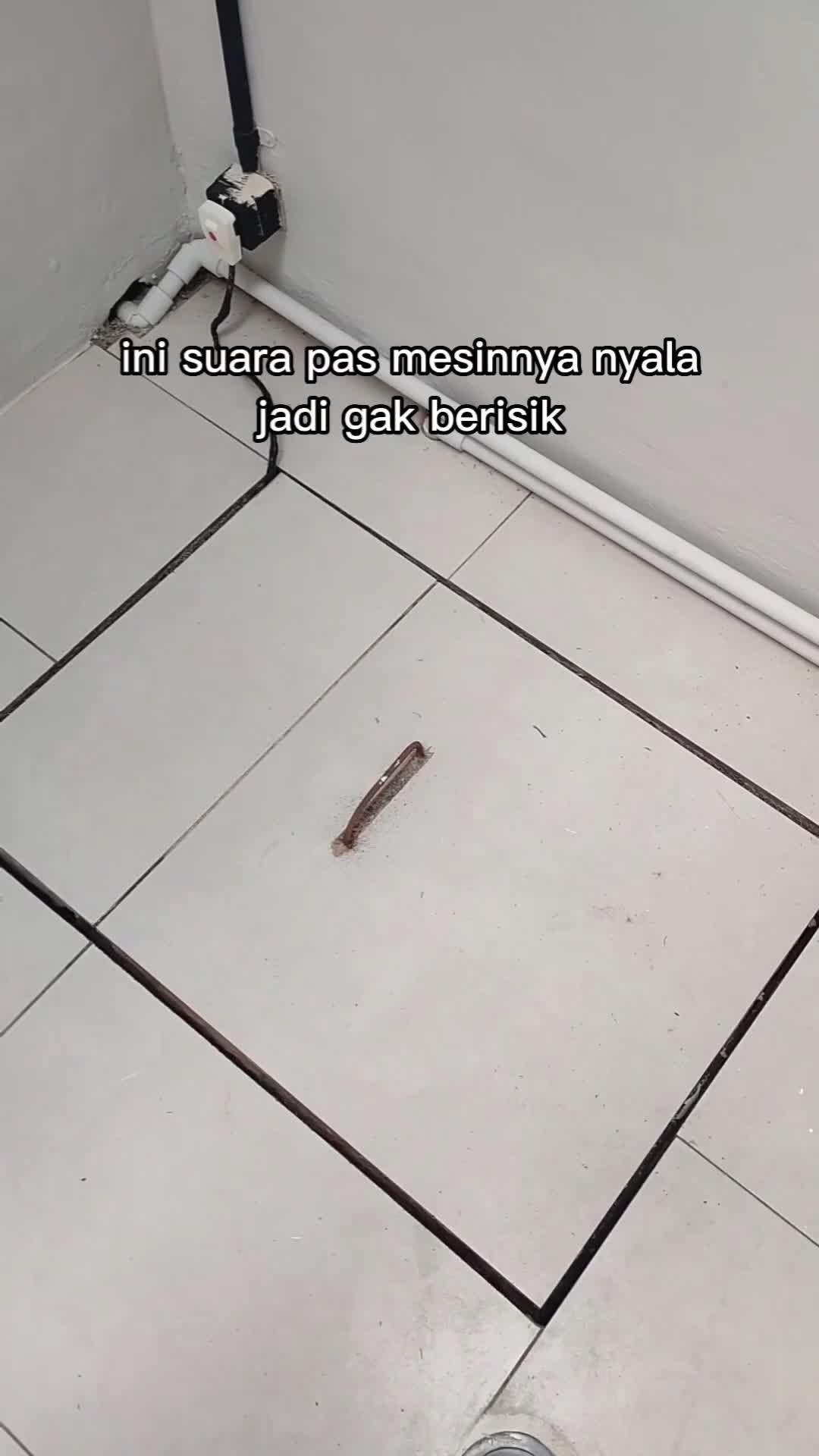 tapi resiko banget kalo rumahnya kebanjiran. kerendem itu mesin aer