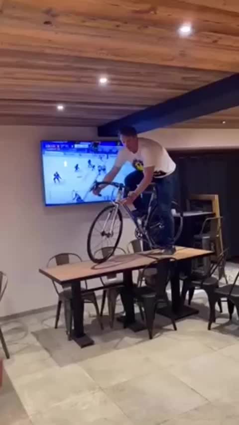 Lagi Pengen Naik Sepeda Di Atas Meja