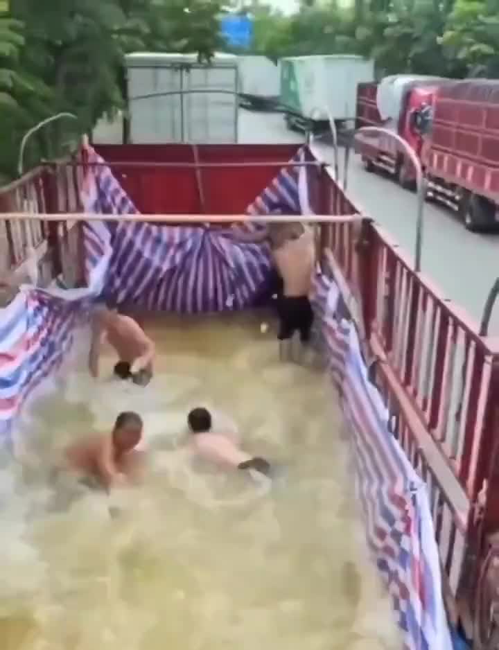 Kolam Renang Berjalan