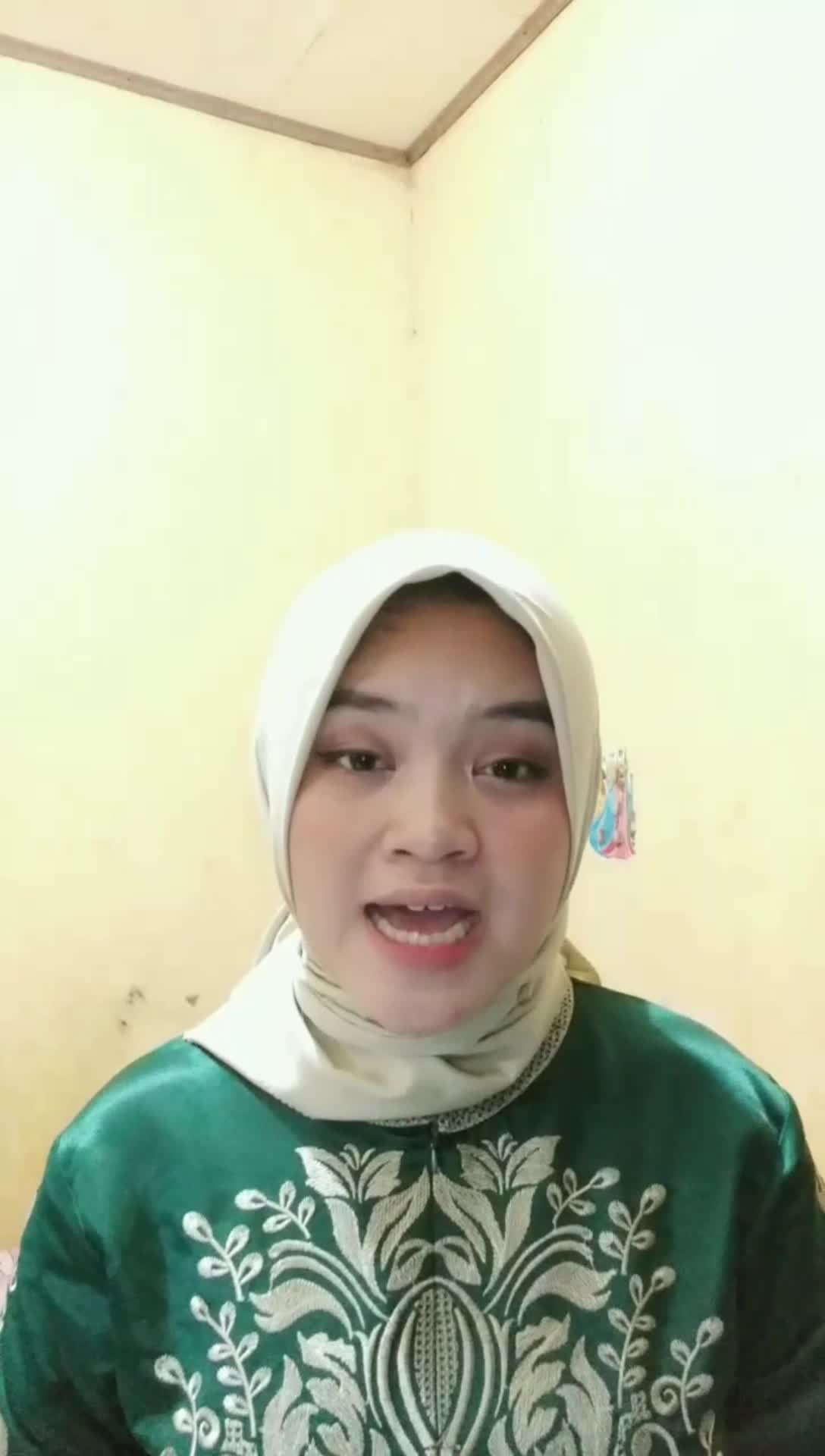 Assalamualaikum...
Jangan sampai putik berpaling kelain cinta, jangan sampai engkau menyesal kemudian terluka. Cintai dan hargai ia yang kau