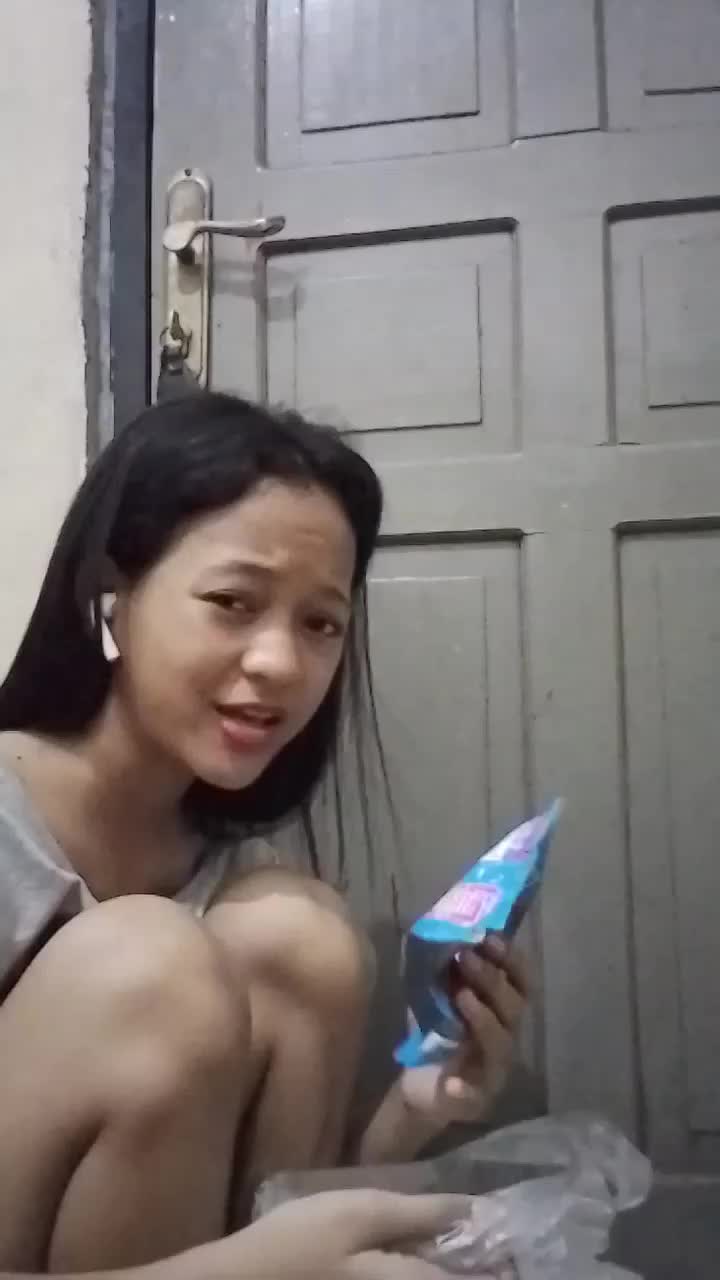 salahh ambill malah ke ambil saus kaki😭😭