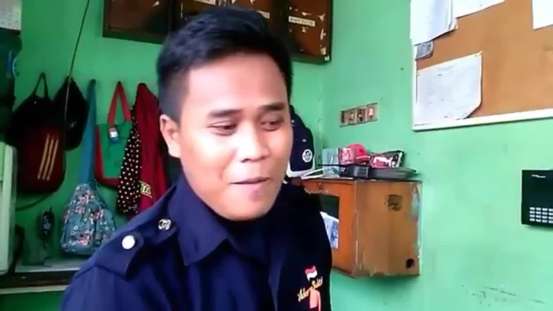 lipsing saat sebelum dipecat😀😀😀2017 sekolah RICCI GLODOK gara gara pinjam di rentenir...jadi kismin 