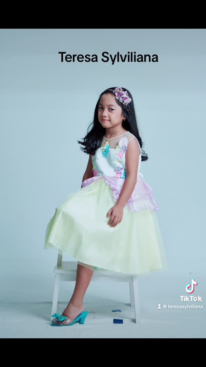 Teresa 8th on modeling, coctail dress kids. Ig@teresa_sylviliana, yt@TeresaOfficial17