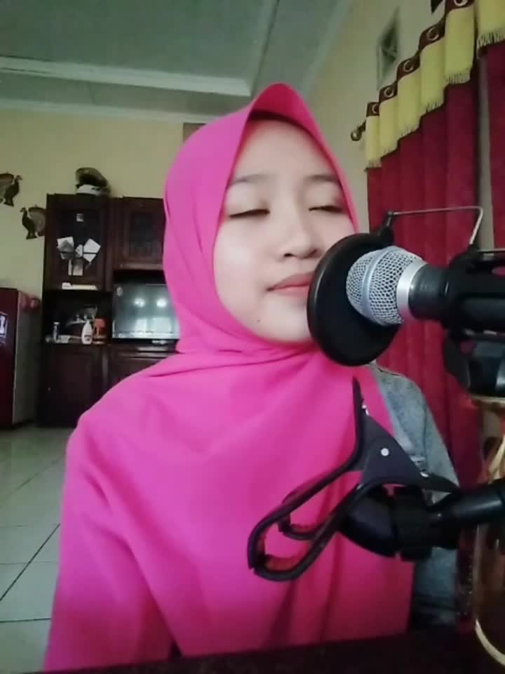 Nama: Silpy Cahyaty  Umur: 17 tahun Hobby: Bernyanyi Alamat: Bandung Motivasi saya adalah untuk menyalurkan hobby @voiceoframadangtv