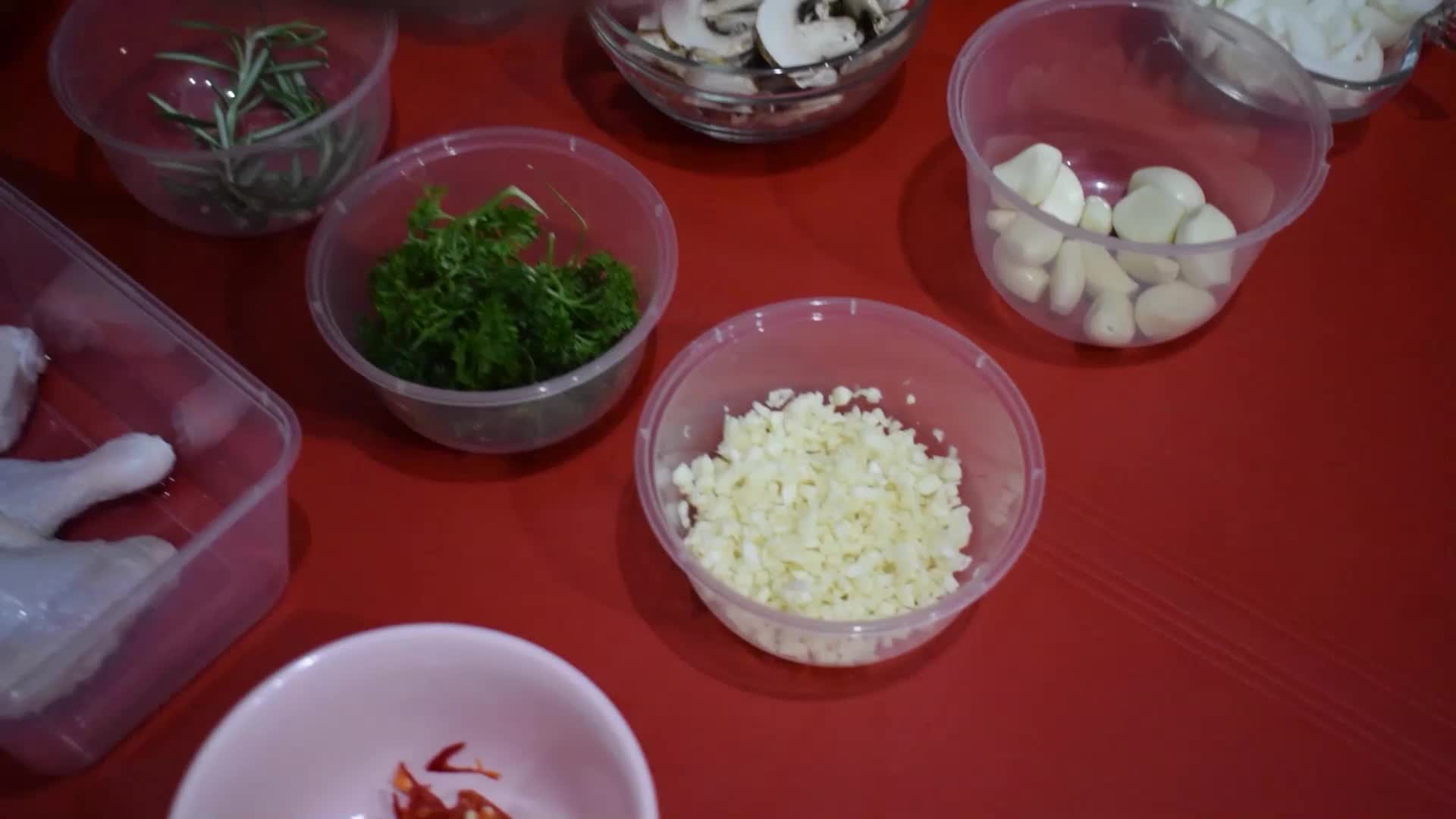 HELLO INDONESIA!!! Masak dengan WINE?HA??? CHICKEN WINE (Teknik memasak dan condiment"nya),tonton sampai habis yah :) #onlineauditionmci8
