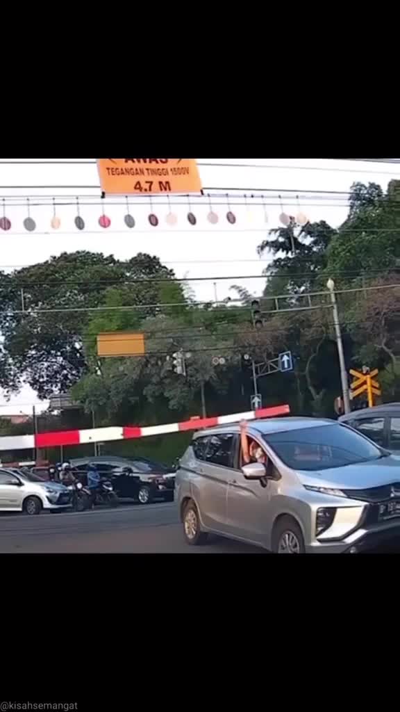 Jadilah orang baik. Nanti kebaikan itu juga akan datang padamu.
