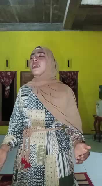 Assalamualaikum wr wb. perkenalkan nama saya Wulandari umur 18 tahun asal Aceh tamiang provinsi Aceh.