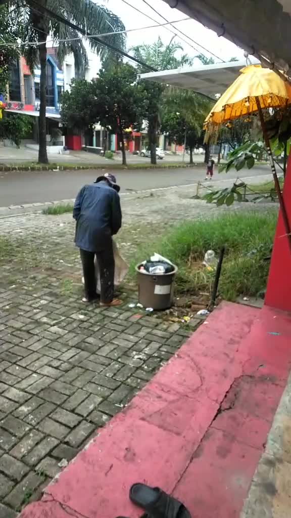 semoga sibapa diberikan kesehatan kelancaran reziki amin yrb 🤲🤲