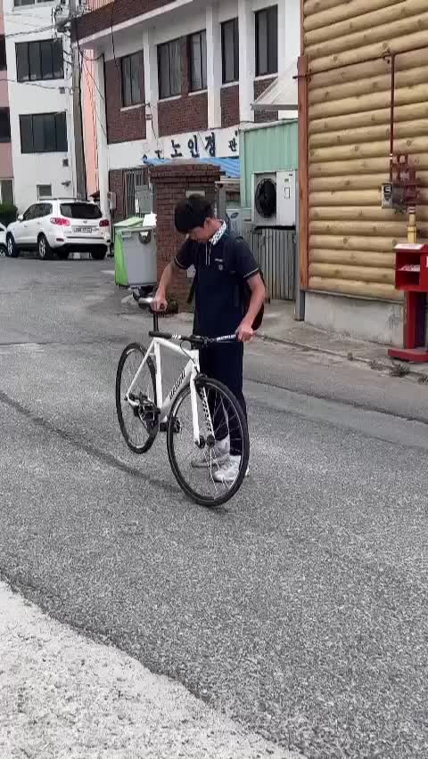 wah mau naik speda aja ribet juga ya