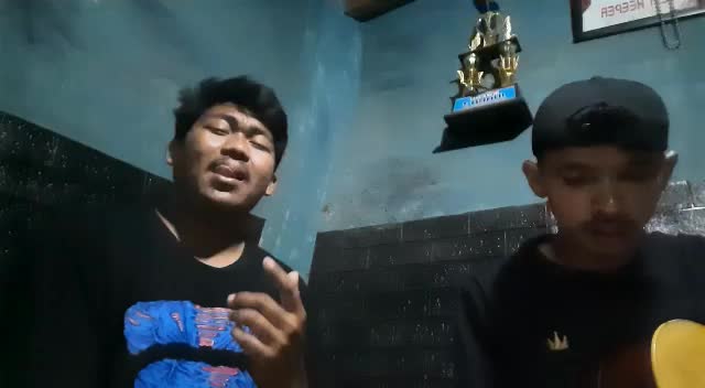 holaa sya muhamad vikri yansyah gitaris tobi septiandi di sini kita menyanyikan lagu bertahan terluka- lagu fabio asher .. 