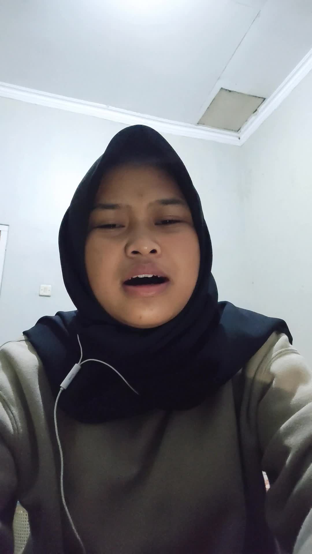 Nama : Syaipia Lailla Nur Fitriani , umur : 19 thn, asal kota : Kab. Bandung Barat, judul lagu : Syaikhona 