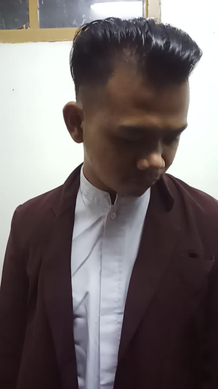 Nama : Dandi Mursidi Kota Asal : Bandung Jawab Barat Usia : 19 Tahun Judul : 