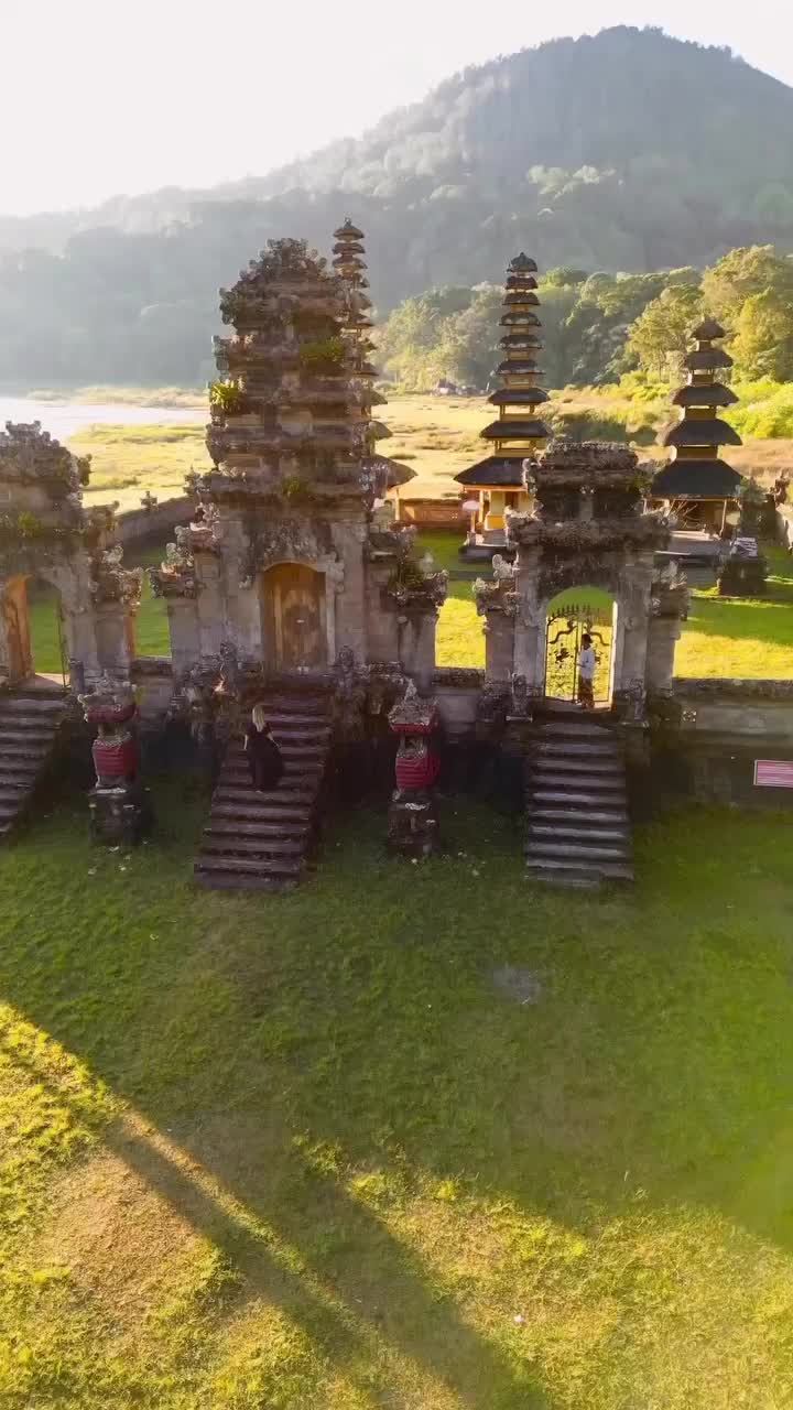 Nestled on the side of Tamblingan Lake, Buleleng 🍃  Cold ambience combined with a magical sunrise 🌅