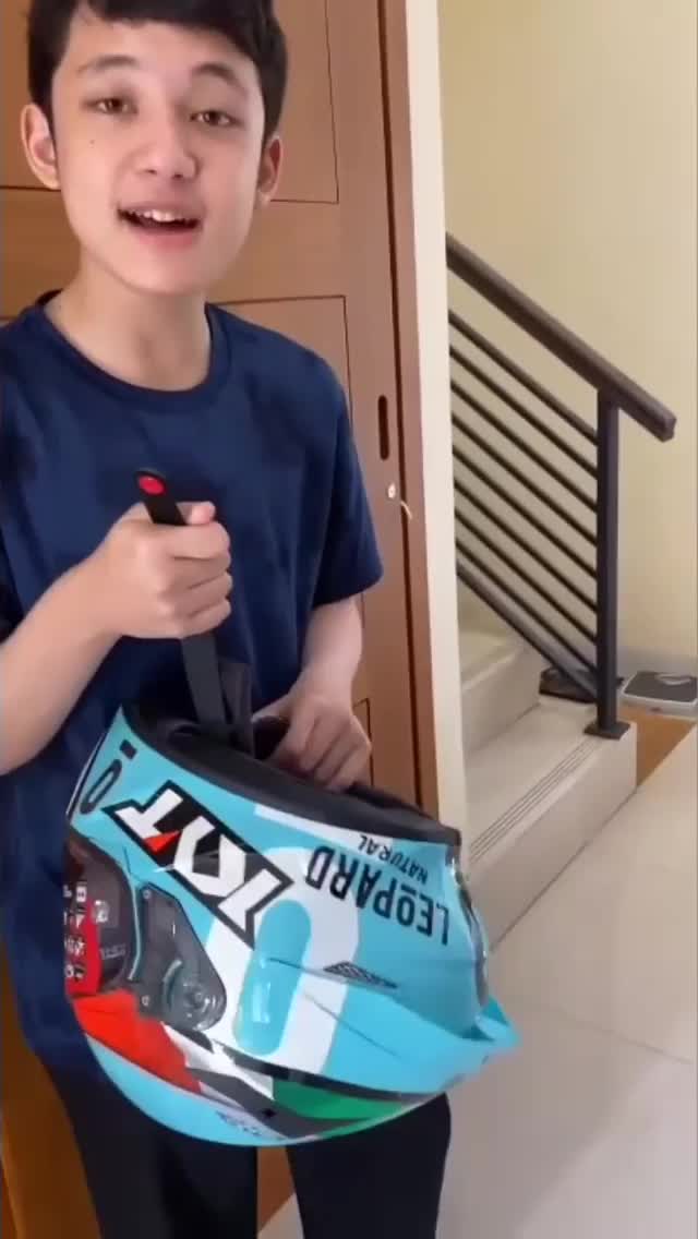 Alwi dapat hadiah dari kak Anisah
