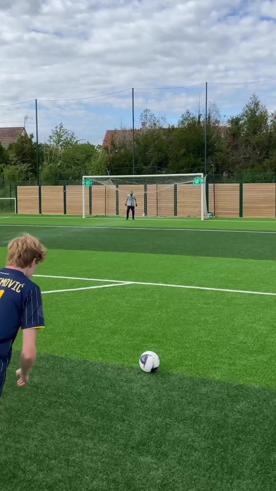 mana yang lebih keren?