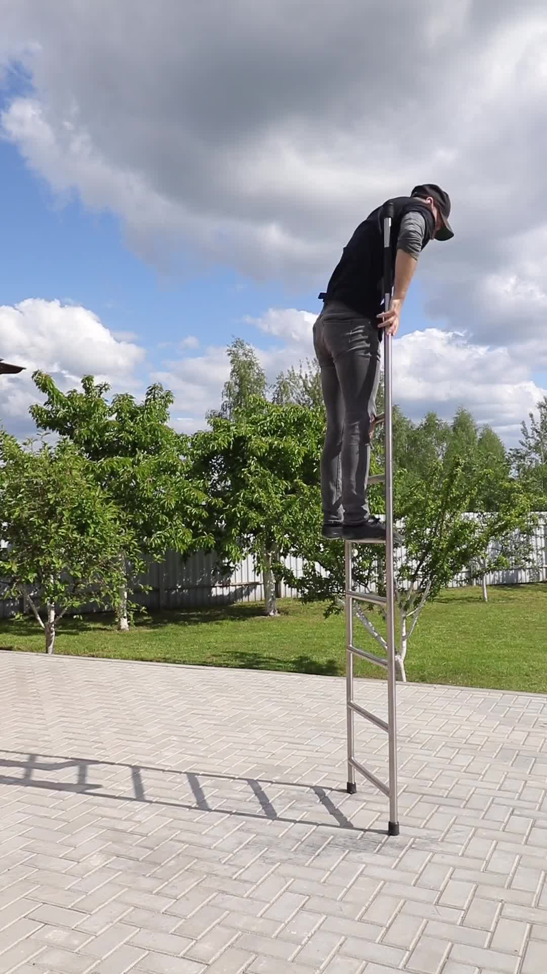 akrobat dengan tangga