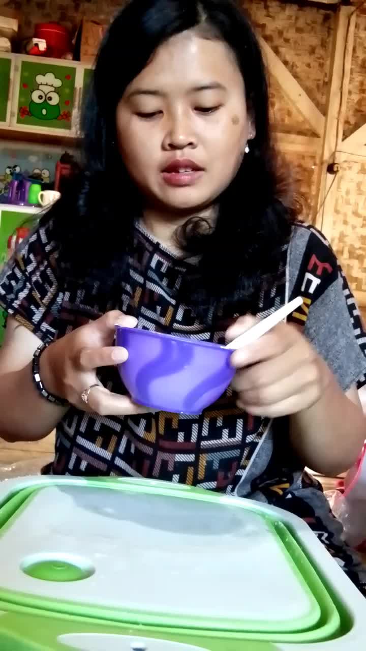 nama Teja asal Garut Jawa barat,kita bikin cemilan yu dari kulit lumpia yg pastinya gurih dah renya,yu di simak cara membuat nya