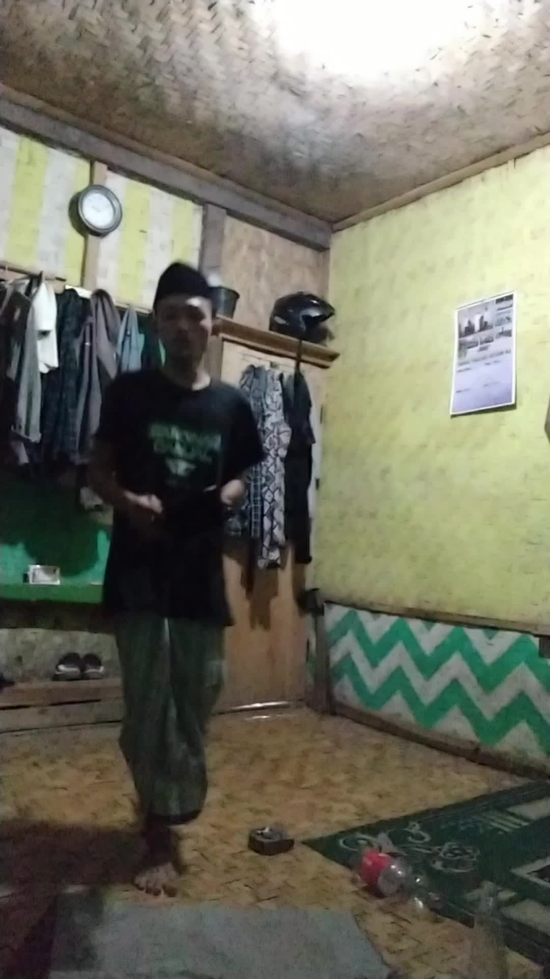 Ketika sedang ngantuk karena cape pas mau tidur ke kamar malah berantakan 