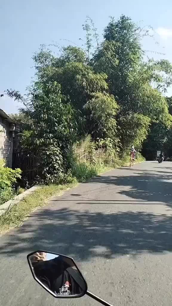Penampakan Ultraman Naik Sepeda