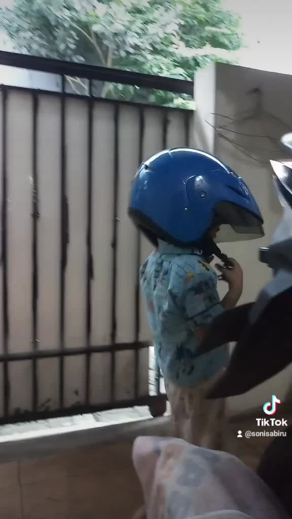 keberatan helm 😂🐣