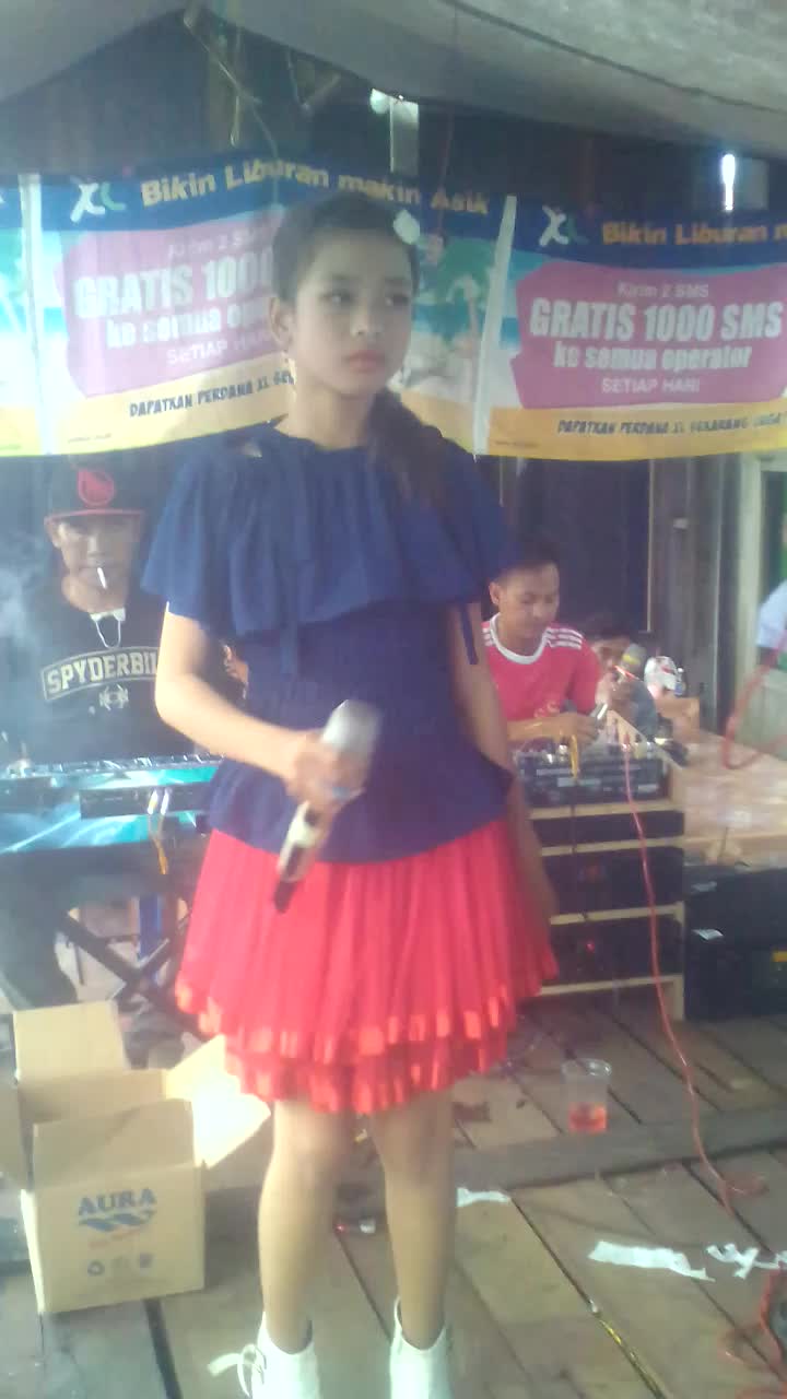 nama:Nia ramadani  Asal:(kalimantan selatan )umur :14 judul lagu :Rumput tetengga ciptaan noer halimah (Insyaalah emoga aja lulus ) 