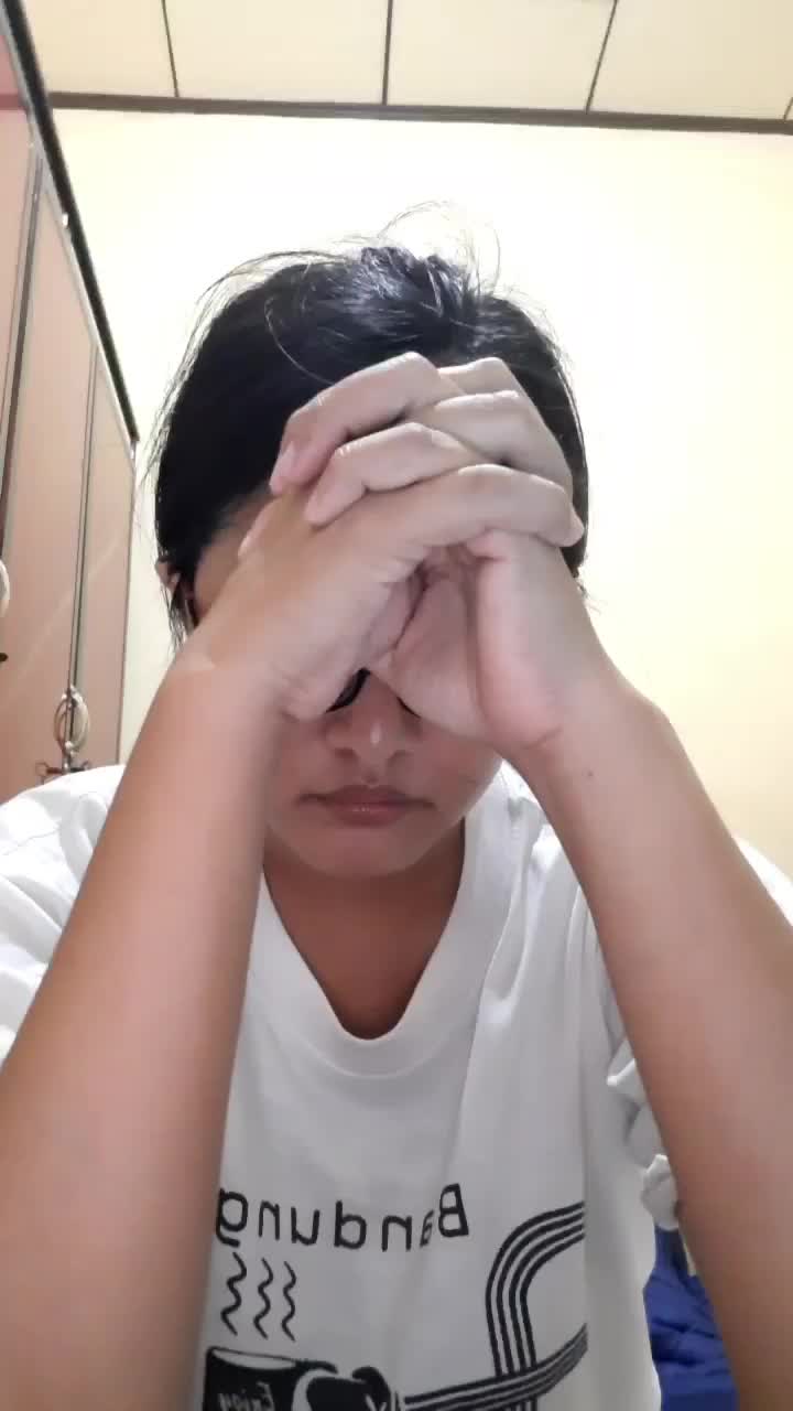 Wiwik, lu kebangetan yaaa.... Ganggu orang lagi doa.