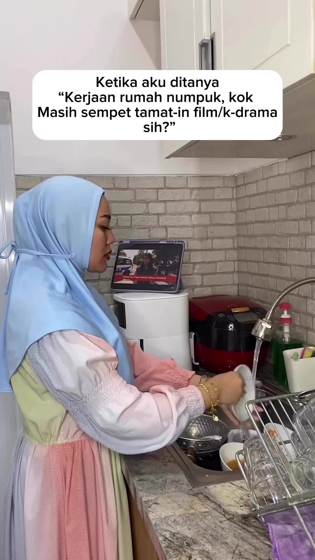 Buat yang belum tau, memang jadi emak-emak harus bisa se-multitasking itu. Kadang lagi masak bisa sekalian.  