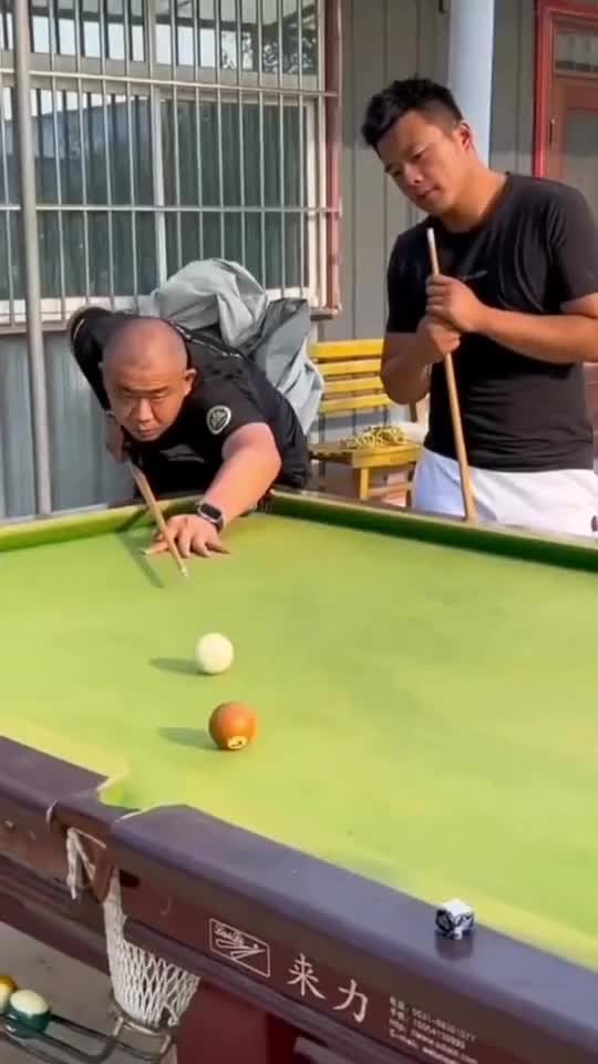 lah banyak lobangnya ini meja bilyar