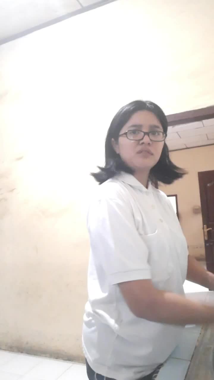 sambil cuci piring, tetap nyempetin curhat sama bestie