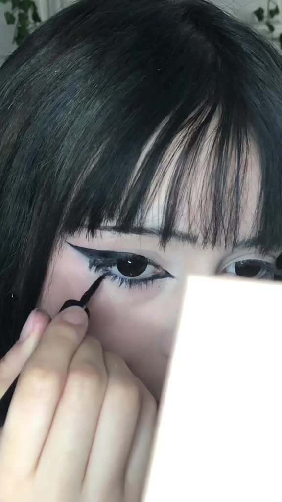 Bagian mata kasih hitam kesanya jadi berani