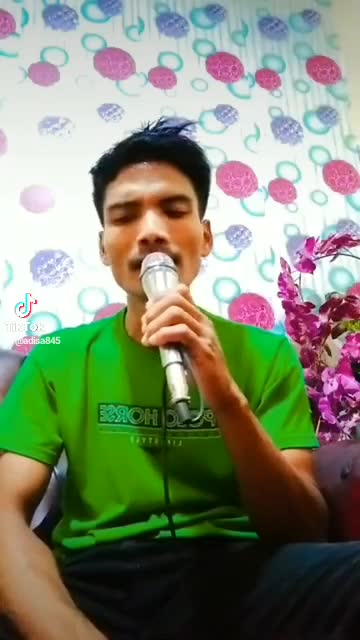 lagu Bersabarlah ikut ngeramein maaf bukan vokal nya bukan cewek🙏🙏😆😆😆