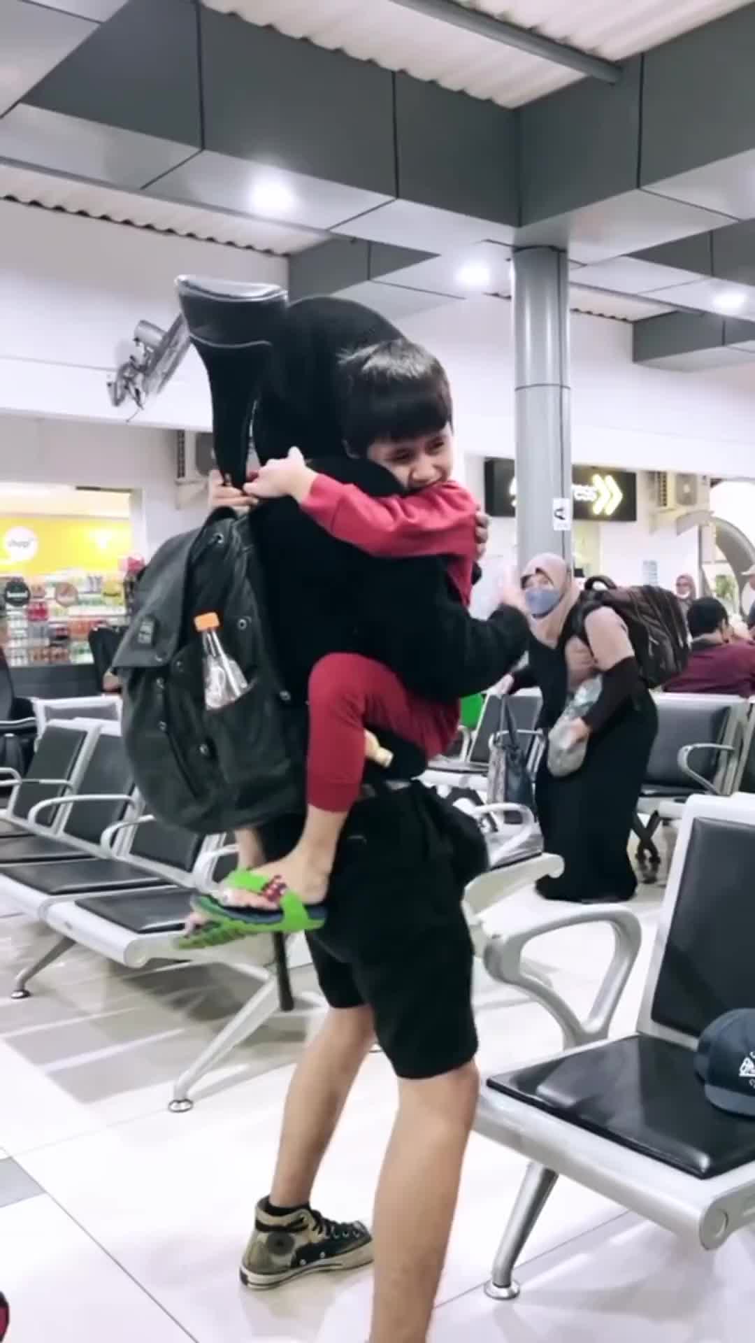 Adek yang sayang banget sama abangnya